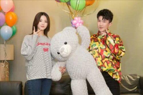 娱乐圈吃瓜背景图片动漫,揭秘“吃瓜”背后的动漫世界